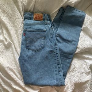 blue mom levis jeans